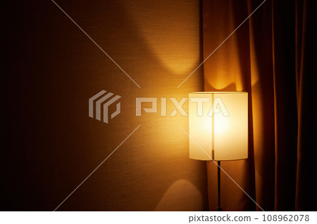 Bed light in hotel room 108962078