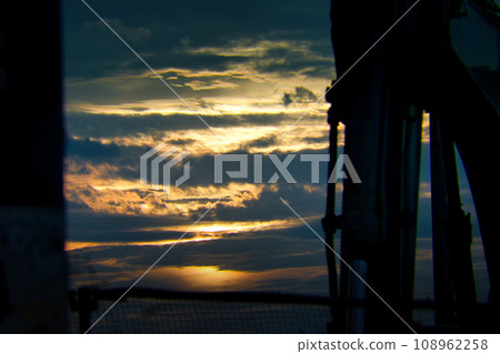 美麗的橙色夕陽天空與雲彩 美麗的橙色夕陽天空與雲彩 108962258