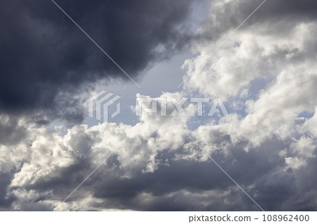 Image of dark clouds in the sky 108962400