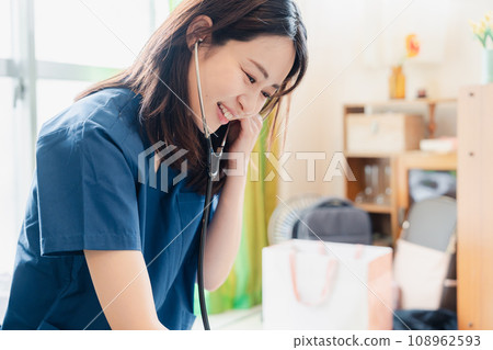 A doctor who examines patients at home A doctor who examines patients at home 108962593