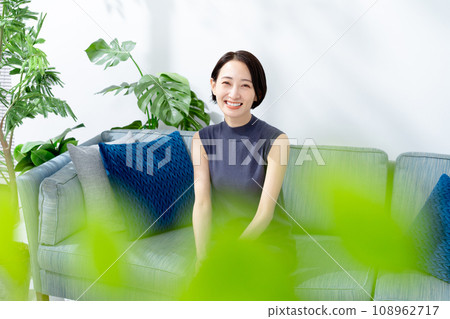 婦女在沙發上放鬆 婦女在沙發上放鬆 108962717