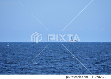 Maritime Self-Defense Force escort ship sailing through the distant ocean 108963220