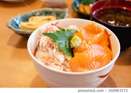 鮭魚蟹海鮮蓋飯 108963572