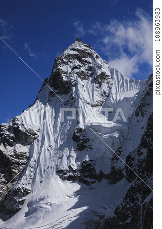 Pointed peak covered by glacier, view from Renjo Pass, Nepal. 108963983