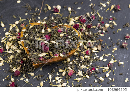 dry green tea with the addition of jasmine and rose flowers 108964295