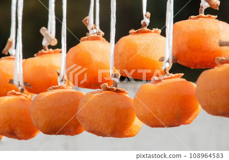 Making dried persimmons 108964583