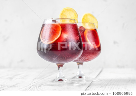 Tinto de verano 108966995