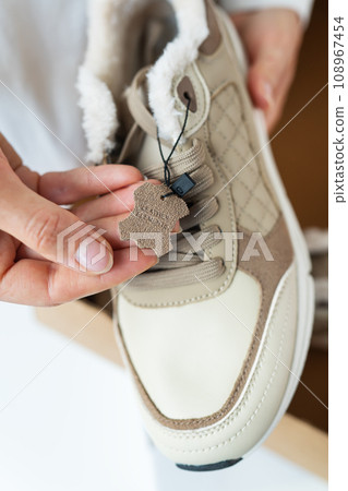 A small piece of genuine leather comes with an insulated sneaker for the winter season. Quality check before purchase. 108967454