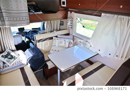 車內露營者 車內露營者 108968171