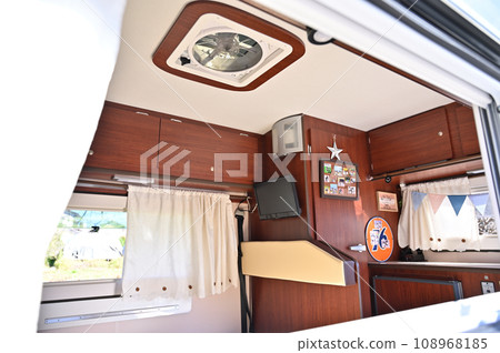 露營車車頂通風口後方內裝 108968185