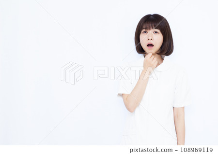 一位30多歲的女護士感到驚訝 108969119