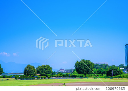 群馬縣高崎市烏川河床,從聖橋附近欣賞仲夏風光 群馬縣高崎市烏川河床,從聖橋附近欣賞仲夏風光 108970685