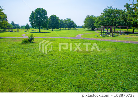 群馬縣高崎市烏川河床,從聖橋附近欣賞仲夏風光 群馬縣高崎市烏川河床,從聖橋附近欣賞仲夏風光 108970722