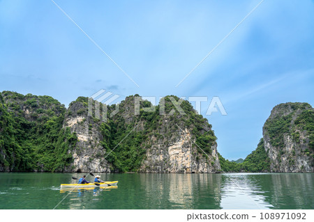 人們在越南下龍灣享受皮划艇的樂趣,那裡奇岩怪石不斷 人們在越南下龍灣享受皮划艇的樂趣,那裡奇岩怪石不斷 108971092