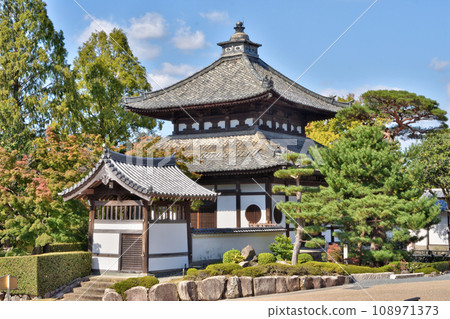 Tofukuji Temple’s sutra storehouse and bell tower 108971373