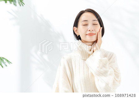 一個感覺皮膚保濕的女人 一個感覺皮膚保濕的女人 108971428