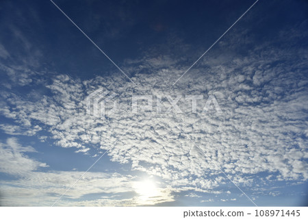 秋天天空中閃耀的雲朵 秋天天空中閃耀的雲朵 108971445