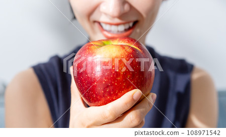 A woman with an apple 108971542