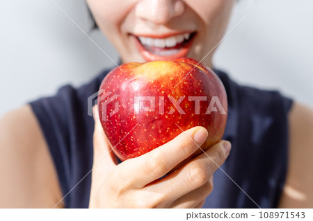 A woman with an apple 108971543
