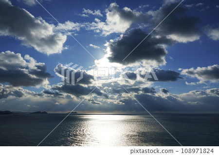 Dynamic evening sky and sea with rays of light, winter, sky-based, 220114pm 108971824