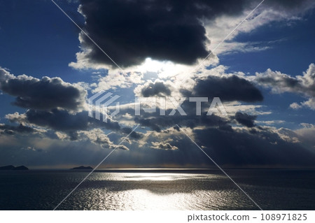 Dynamic evening sky and sea with rays of light, winter, sky-based, 220114pm 108971825