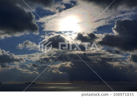 Dynamic evening sky and sea with rays of light, winter, sky-based, 220114pm 108971833