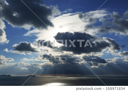 Dynamic evening sky and sea with rays of light, winter, sky-based, 220114pm 108971834