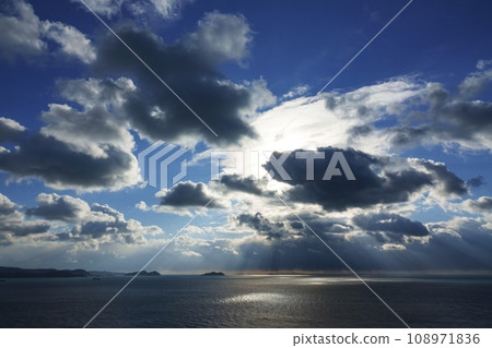 動態的傍晚天空和海洋,有光線,冬天,基於天空,220114pm 動態的傍晚天空和海洋,有光線,冬天,基於天空,220114pm 108971836