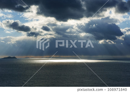 Dynamic evening sky and sea with rays of light, winter, sky-based, 220114pm 108971840