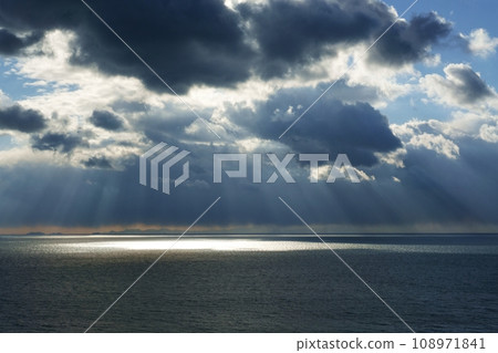 Dynamic evening sky and sea with rays of light, winter, sky-based, 220114pm 108971841