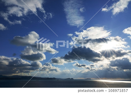 Dynamic evening sky and sea with rays of light, winter, sky-based, 220114pm 108971857