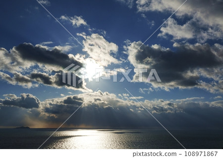 Dynamic evening sky and sea with rays of light, winter, sky-based, 220114pm 108971867