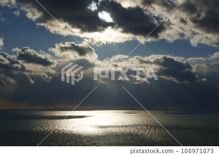 Dynamic evening sky and sea with rays of light, winter, sky-based, 220114pm 108971873