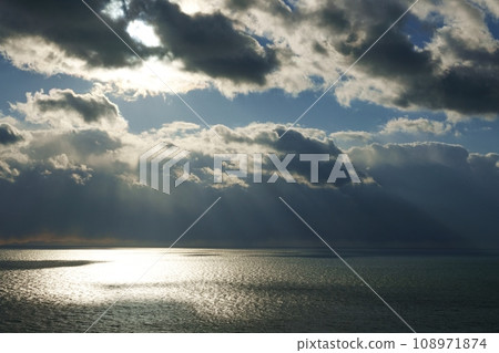 Dynamic evening sky and sea with rays of light, winter, sky-based, 220114pm 108971874