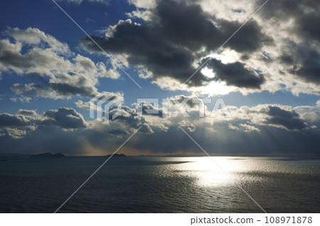 Dynamic evening sky and sea with rays of light, winter, sky-based, 220114pm 108971878