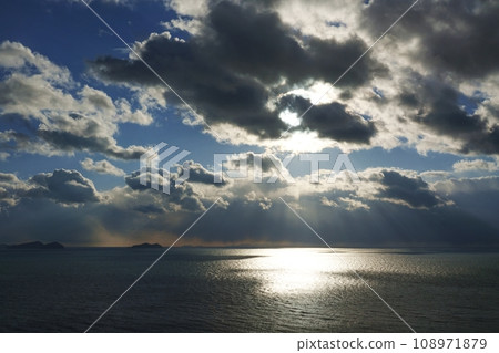 Dynamic evening sky and sea with rays of light, winter, sky-based, 220114pm 108971879