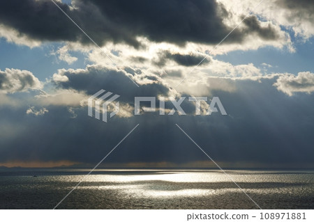 動態的傍晚天空和海洋，有光線，冬天，基於天空，220114pm 108971881