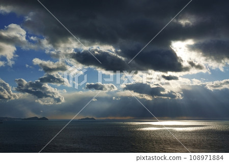 Dynamic evening sky and sea with rays of light, winter, sky-based, 220114pm 108971884