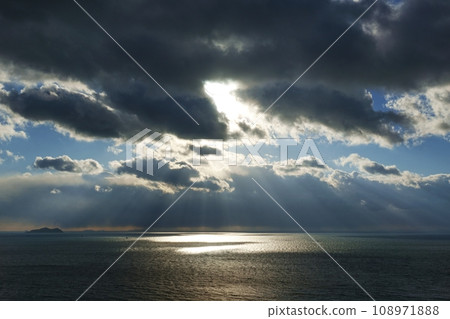 Dynamic evening sky and sea with rays of light, winter, sky-based, 220114pm 108971888