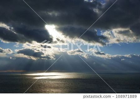 Dynamic evening sky and sea with rays of light, winter, sky-based, 220114pm 108971889