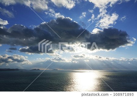 Dynamic evening sky and sea with rays of light, winter, sky-based, 220114pm Dynamic evening sky and sea with rays of light, winter, sky-based, 220114pm 108971893