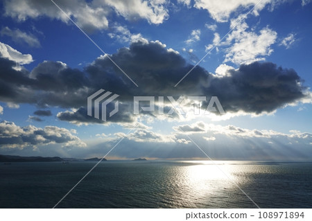 Dynamic evening sky and sea with rays of light, winter, sky-based, 220114pm 108971894