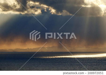 Dynamic evening sky and sea with rays of light, winter, 220114pm 108972051