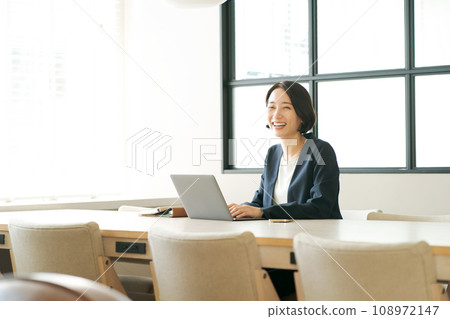 Business woman doing personal computer Business woman doing personal computer 108972147
