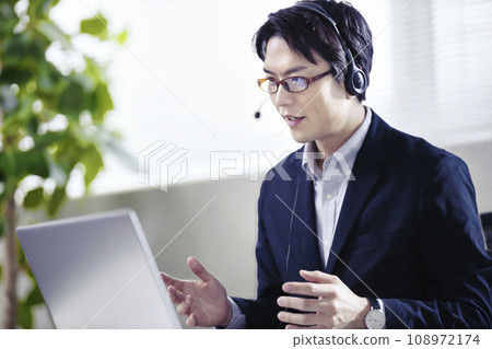 商人在網路會議上洽談業務 商人在網路會議上洽談業務 108972174