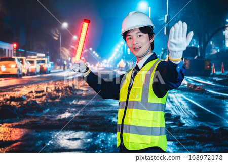 保安人員在路上引導 保安人員在路上引導 108972178