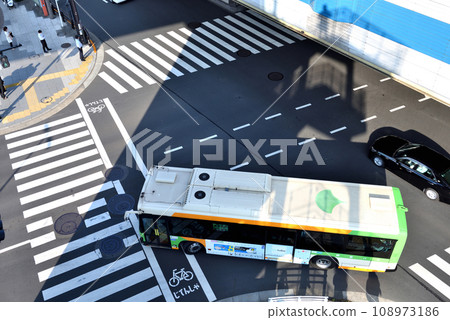 夕陽射入的首都高速下的十字路口 108973186