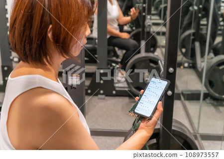女性節食體重管理身體組成儀線圖的私人訓練健身房 108973557