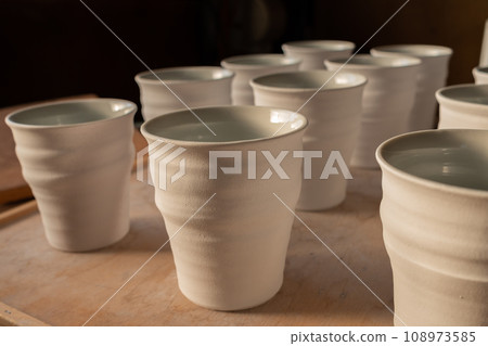 Image of a traditional craft Kutani ware cup before being put into the kiln | Manufacturing image | Kutani ware image | Ishikawa Prefecture Image of a traditional craft Kutani ware cup before being put into the kiln | Manufacturing image | Kutani ware image | Ishikawa Prefecture 108973585