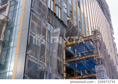 高層建築正在進行重建和重新粉刷 108973734